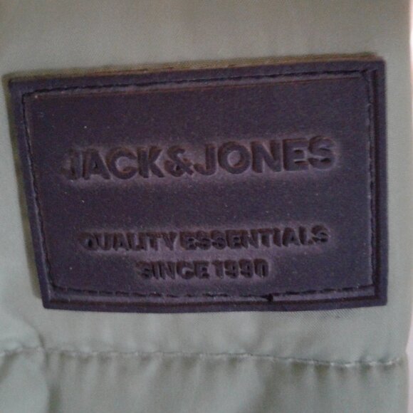 Jack & Jones men's green puffer jacket with black details size medium - Picture 2 of 4